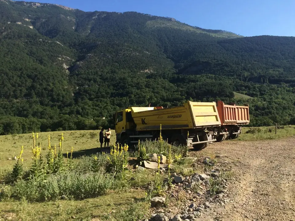 Транспортировка грунта. Самосвалы на горной дороге