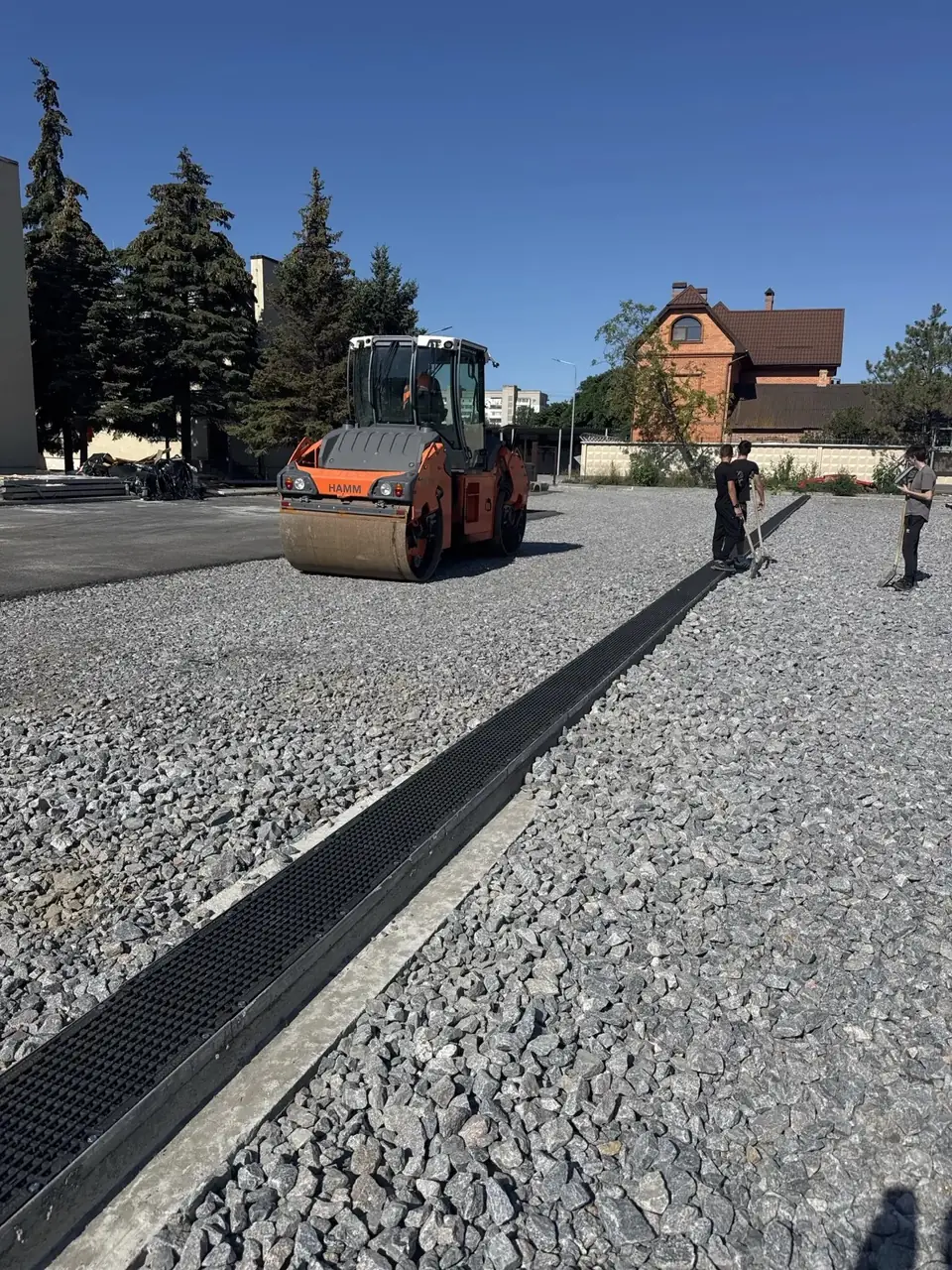 Щебёночное основание и водоотводной лоток